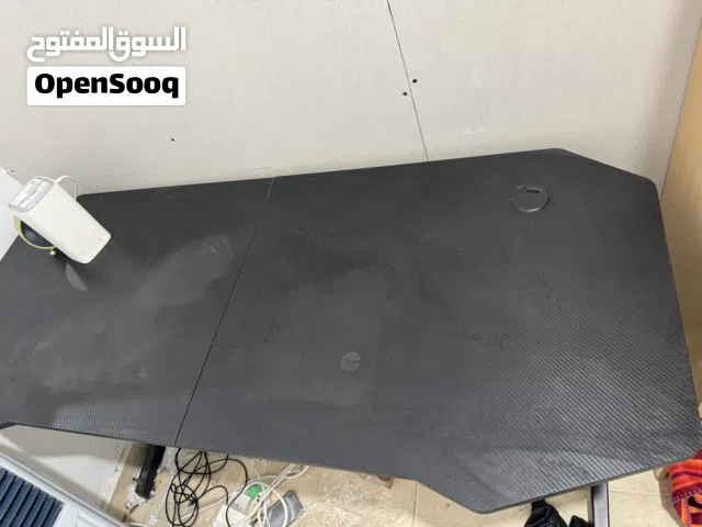 طاولة مكتب وكمبيوتر للجيمنج