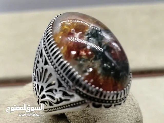 خاتم فضة من العيار الثقيل عيار 925 فعلي متوج بتحفة من الدر النهري التي لن تتكرر