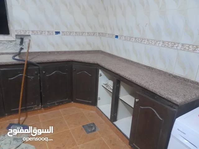 مطبخ خشب مع الجرانيت والمجلى رخام تقريبا طوله 7 متر