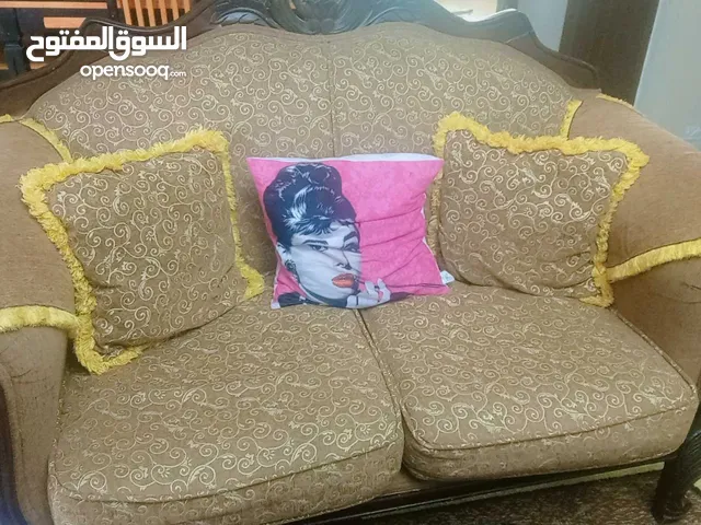 طقم كنب مع طاولة سفرة
