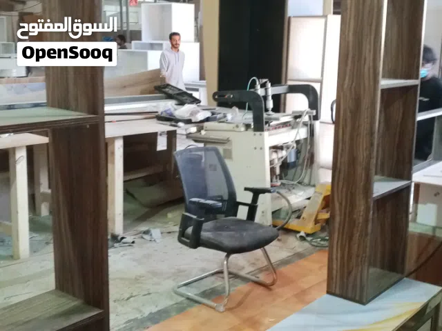 مكتبة تلفزيون من المصنع مباشرة عبارة عن خزانة رفوف على اليمين ونفسها على الشمال اللون بني والقاعدة