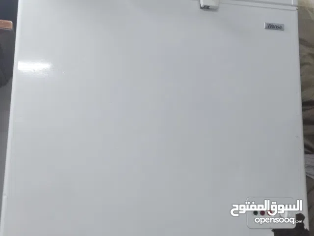 فريزر ونسا استعمال نضيف وشغالة بإمتياز  بس الهيكل من رطوبة المطبخ قشر