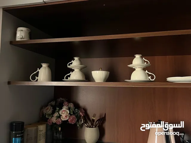 مطبخ تحضيري خزانة مطبخ أنيقة مع إضاءة داخلية وتصميم عصري (السعر قابل للتفاوض)