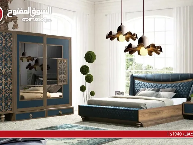 غرفة نوم ماستر .. تخت .. وتسريحة .. وخزانه .. كومودينات ثنتين