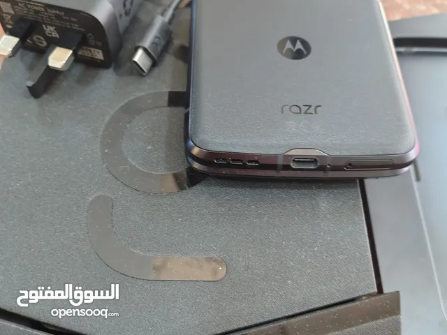 موتو ريزر فليب لون اسود 2022 مع ساعة ون بلس