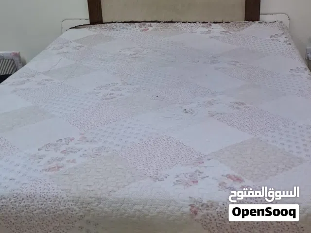 سرير بحجم كبير مع مرتبة