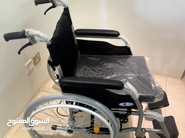 كراسي متحركه  الومنيوم خفيفة الوزن قابلة للانطواء  وحملها في السيارة . وايضا كرسي كهربائي.