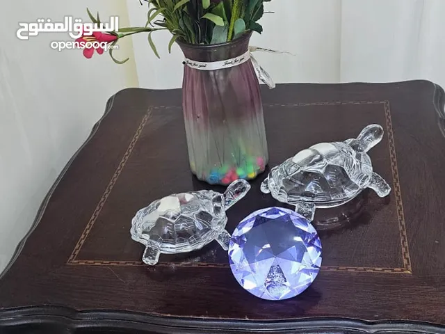 طقم طاولات طربيزات مكون من ثلاث قطع وحدة حجم كبير وثنتين جانبيات حجم اصغر بحالة جيدة جدا للبيع