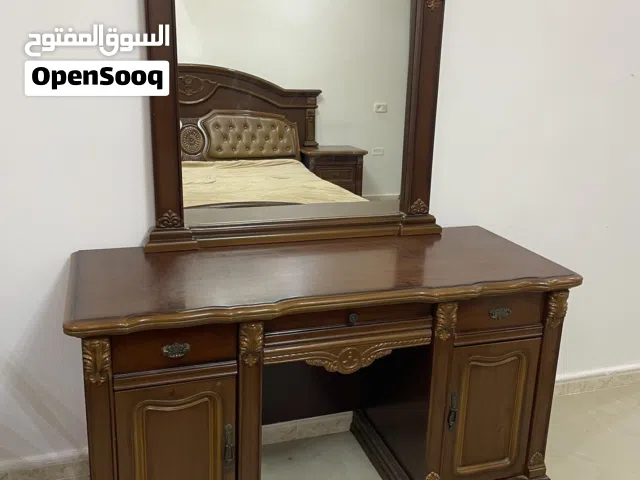 سرير+ 2كمدينو+زيانة للبيع