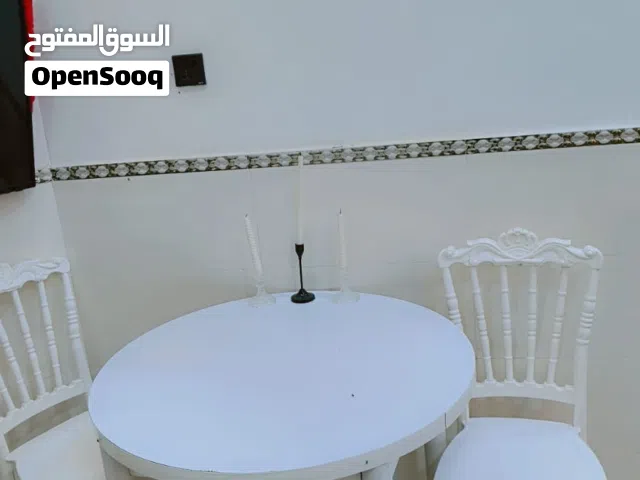 ميز طعام مع