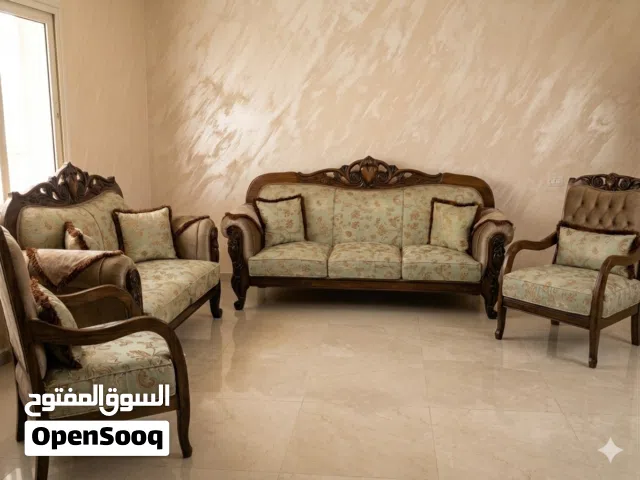 طقم كنب كلاسيكي فاخر بحالة الوكالة (استعمال خفيف جداً
