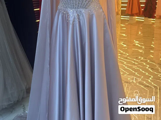 فستان سهرة بناسب حفلة خطوبة استعمال مدة 3ساعات للبيع بسعر مناسب