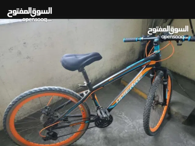 دراجة رياضية جيدة جدا نظيفة مع عداد سرعة ويحتاج فقط تغيير الإطار الخلفي وتشحيم الجنزير والبريك