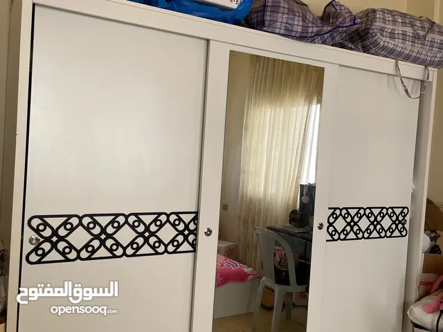 غرفة نوم شبابية لون ابيض لشخصين زخرفة أسود أبواب سحب بدون فرشات كومادينة عدد 1 باب الخزانة يلي بالنص