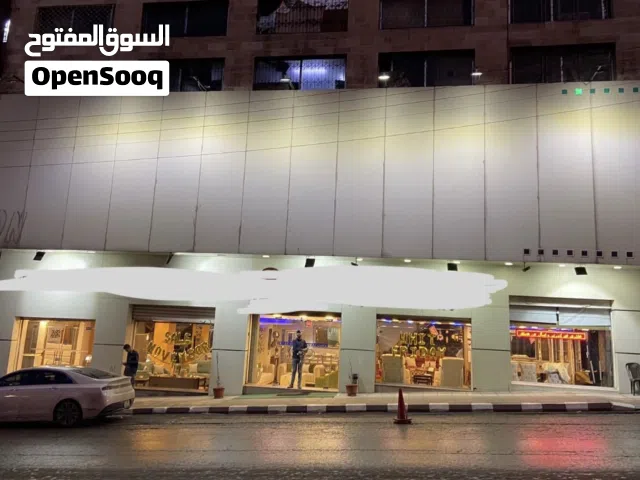 معرض تجاري بموقع مميز وسعر مميز للبيع