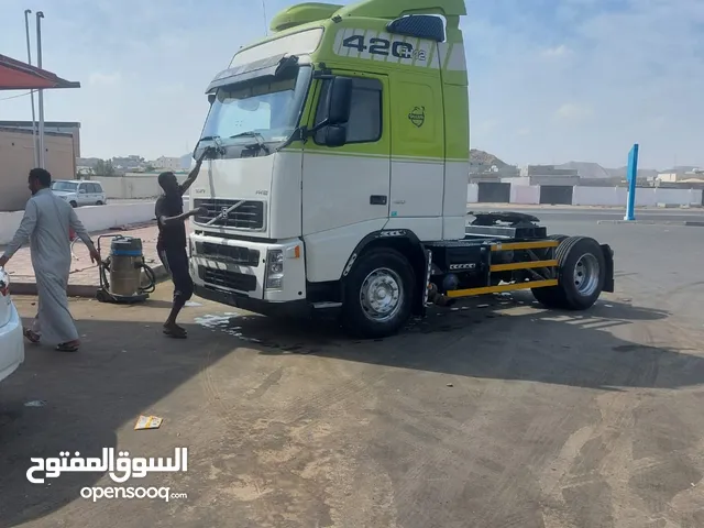 Tractor Unit Volvo 2005 in Tabuk