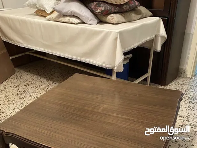 طاولة خياطة كبيرة حديد ولوح خشب  عليها ..تفصيل  مقص كهربائي