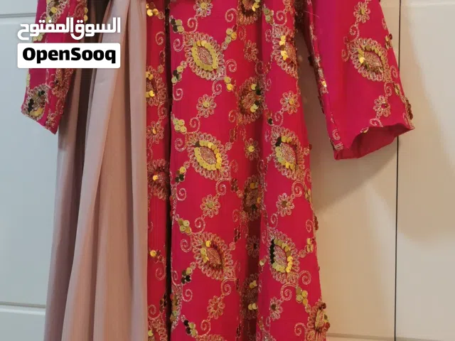 فستان وردي مع الشيله والحزام