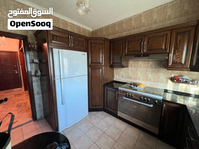 شقة للايجار بمنطقة مميزة محاطة بفلل استخدام عائلة لم تؤجر من قبل
