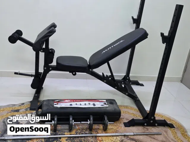 كرسي لرفع الأثقال مع مجموعة اثقال بوزن اكثر من 50 كيلو للبيع،