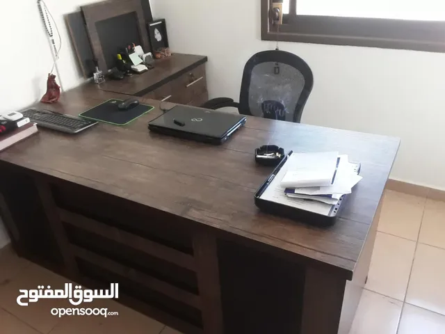 يوجد لدينا مكتب + مكتب جانبي + خزاين اثنين
