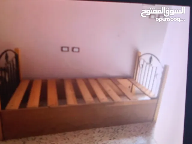 سرير للبيع