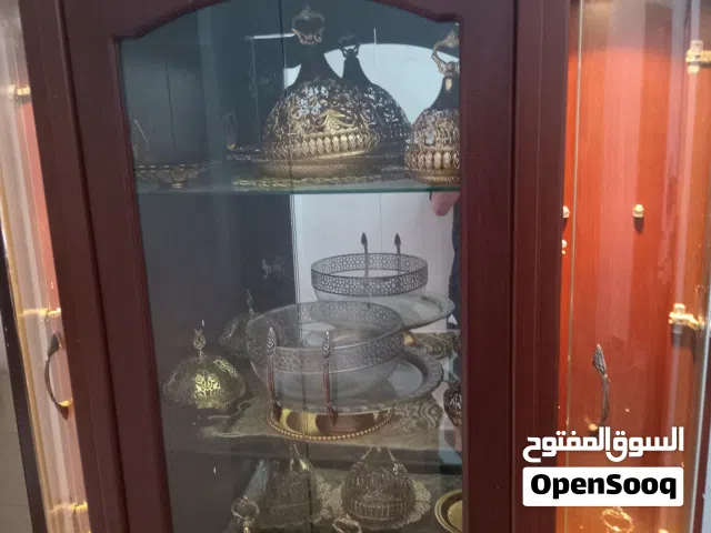بوفيه نظيف استعمال بسيط توجد فيه اناره داخليه موديل حديث