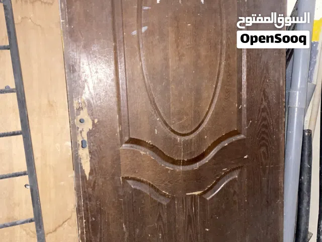 للبيع باب خشبي متين – فرصة ممتازة