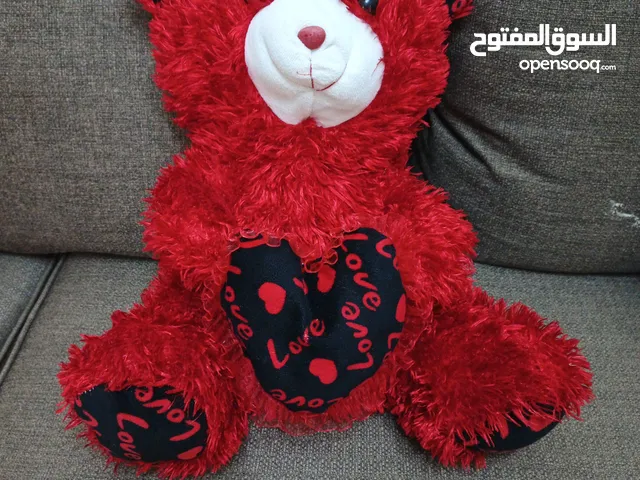 دمية دب احمر للبيع بسعر مقبول و غير مخدوش في حالة جيدة.