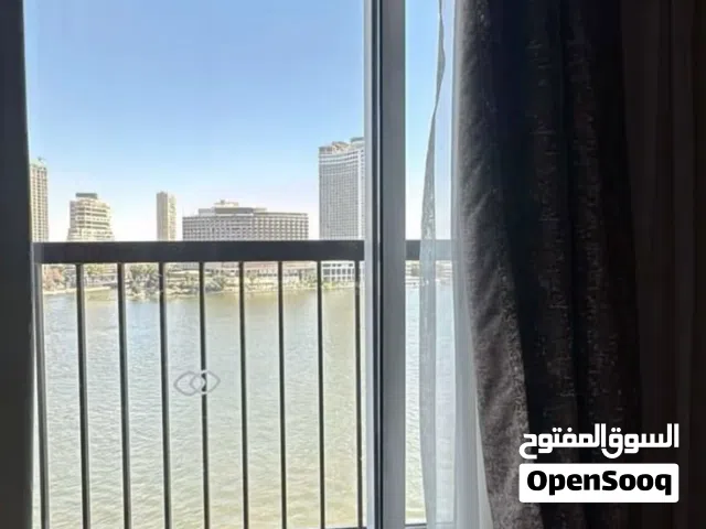 وفرنالك غرفة فندقية مع شركة intercontinental العالمية بفيو خيالي عـ النيل والاهرامات