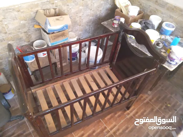 تخت بيبي خشب جودة ممتازة خشب طبيعي مفرش قابل للطي يصبح صندوق مفتوح من الجانب