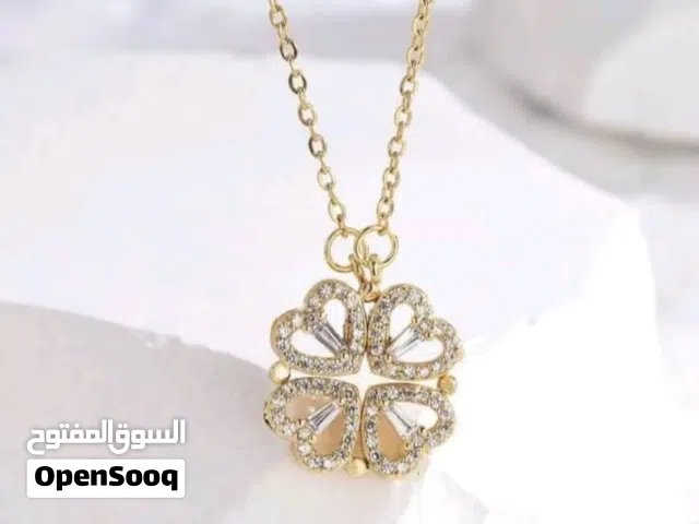 عقد ثلاثي الأبعاد يجمع أربعة قلوب متشابكة