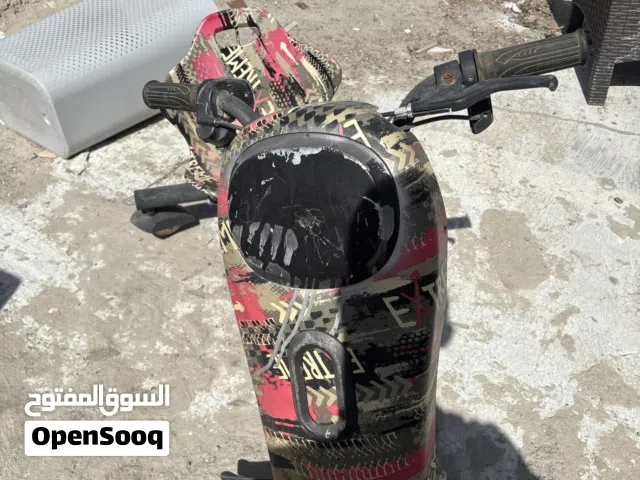 سلام عليكم يا شباب هذا سكوتر خربان مشكلته انه ما يدوس يعلق ومفتاح ضايع وشحن ايه ما ادري موجود ولا لا