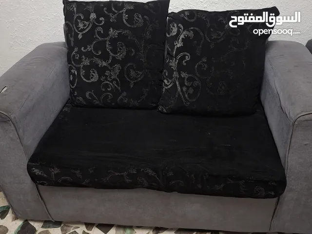 طقم كنب 7 مقاعد مريح بحالة جيدة جدا لون رمادي و أسود