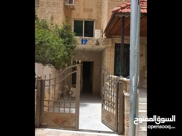 للبيع شقة طابق ثالث مع روف في خلدا مع درج داخلي بين الشقة والروف موقع مميز بسعر لقطة