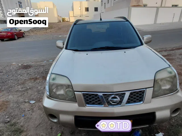 2011 نيسان X-تريل Standard