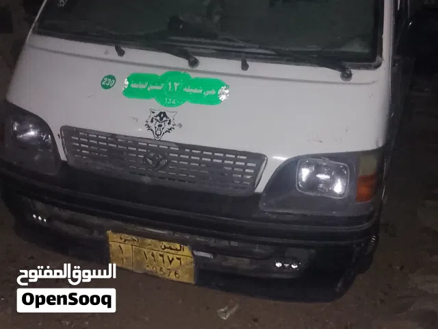 2002 تويوتا هايس LUX