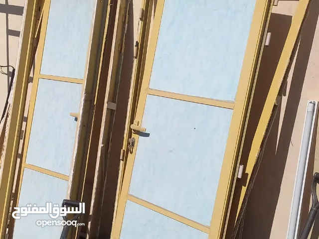 للبيع أبواب ونوافذ ألمنيوم مٌستخدمه