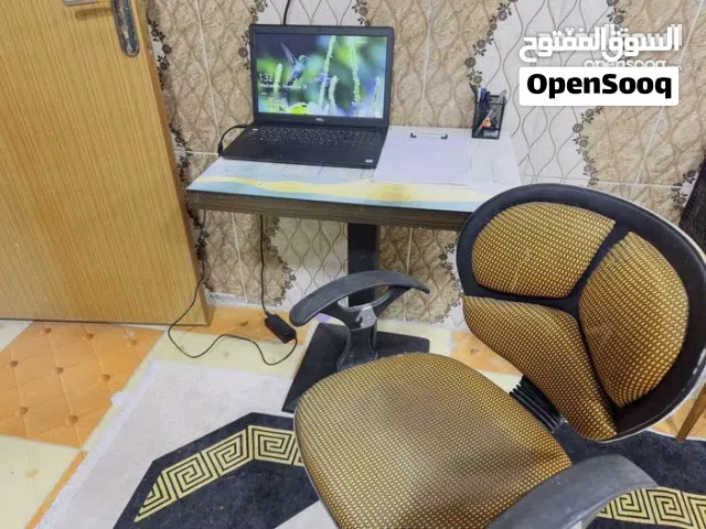 كرسي مع طاولة دراسة وعمل للبيع بحالة جيدة