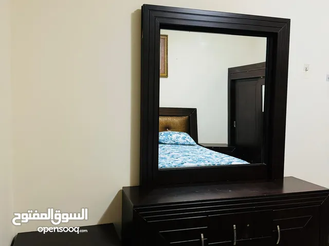 الشارقة التعاون خلف مول دي تو دي غرفة وصاله مساحه كبيره ومطبخ فيه جميع الاغراض وحمامين فرش سوبر ل