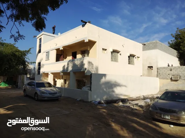 بيت عربي مؤلف من 8 غرق 2 صاله 4 حمام للايجار في عجمان سكن عائلي