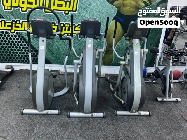 > للبيع أجهزة جيم مستعملة بحالة جيدة 3 أجهزة مشي + 3 أجهزة أوربتراك استخدام قاعة رياضية الأجهزة شغا