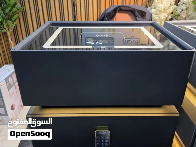 الخزانة الذكية الفاخرة – Vip شحن لاسلكي مدمج رفاهية بلا أسلاك زجاج مقاوم عالي الجودة مع إضاءة ذكية
