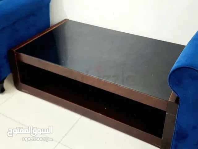 طاولة قهوة خشب 120×60×40 سم لون بنى غامق  مع الزجاج تبعها بدون عجلات مناسبة لأغلب غرف المعيشة