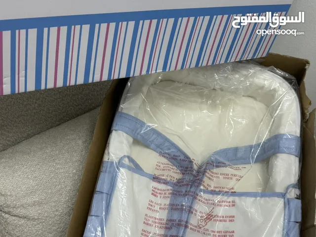 سرير اطفال وكرسي استحمام