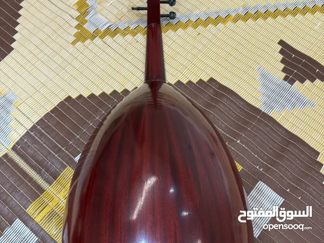 عود بحريني شبه جديد لم يستخدم نظيف جداً الي فالصوره انعكاسات الاضاءه فالتصوير فقط للبيع