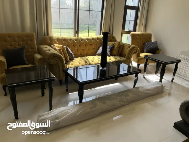 طقم كنب لون اصفر عدد 3 موديل عصري مع 3 طاولات لون اسود مرصعه بالكريستال وزاويه مع تحفه كريستاليه