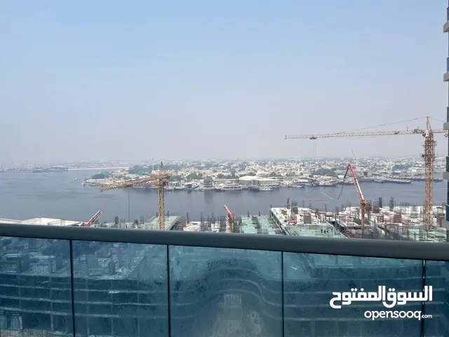 **شقة مفروشة بالكامل للإيجار السنوي – غرفتان وصالة – إطلالة رائعة على الخور – تشطيب راقٍ وموقع مثالي