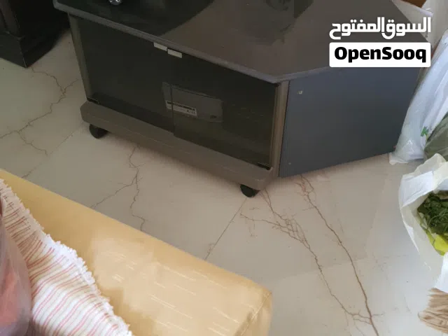 طاولة وخزانة مسدسة للبيع