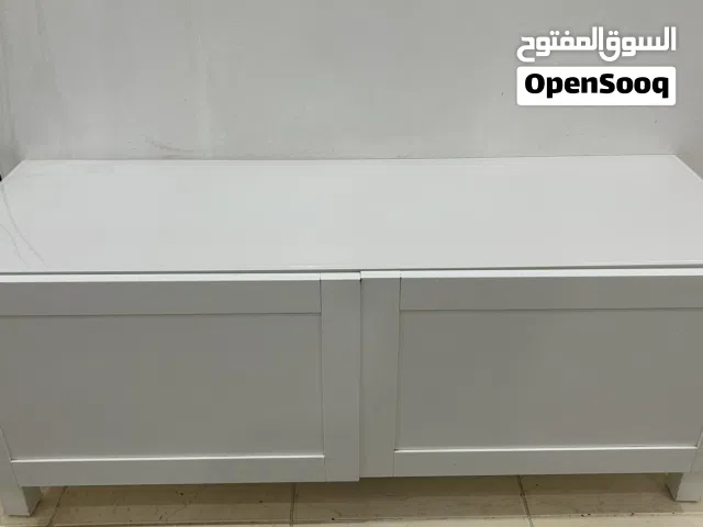 للبيع طاولة تلفزيون من ايكيا مستعمل نضيف جداً